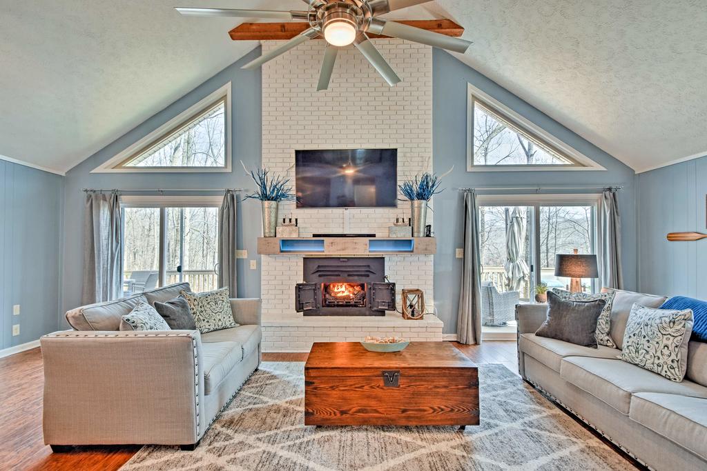 Pristine Lake Barkley Escape With Deck, Porch & Bar! - thumb 0