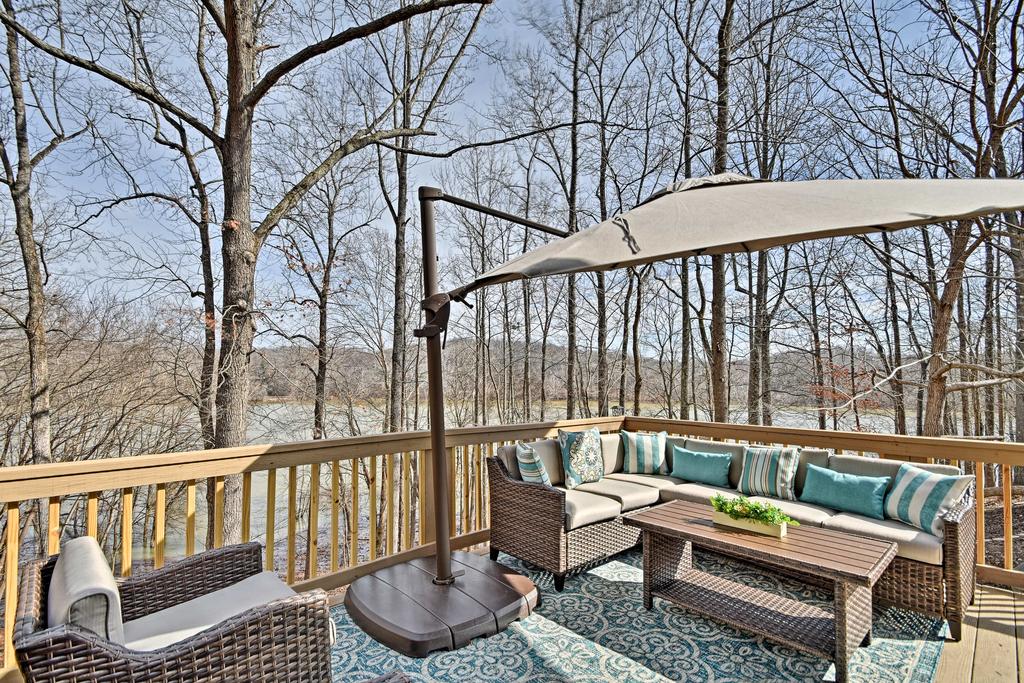 Pristine Lake Barkley Escape With Deck, Porch & Bar! - thumb 2