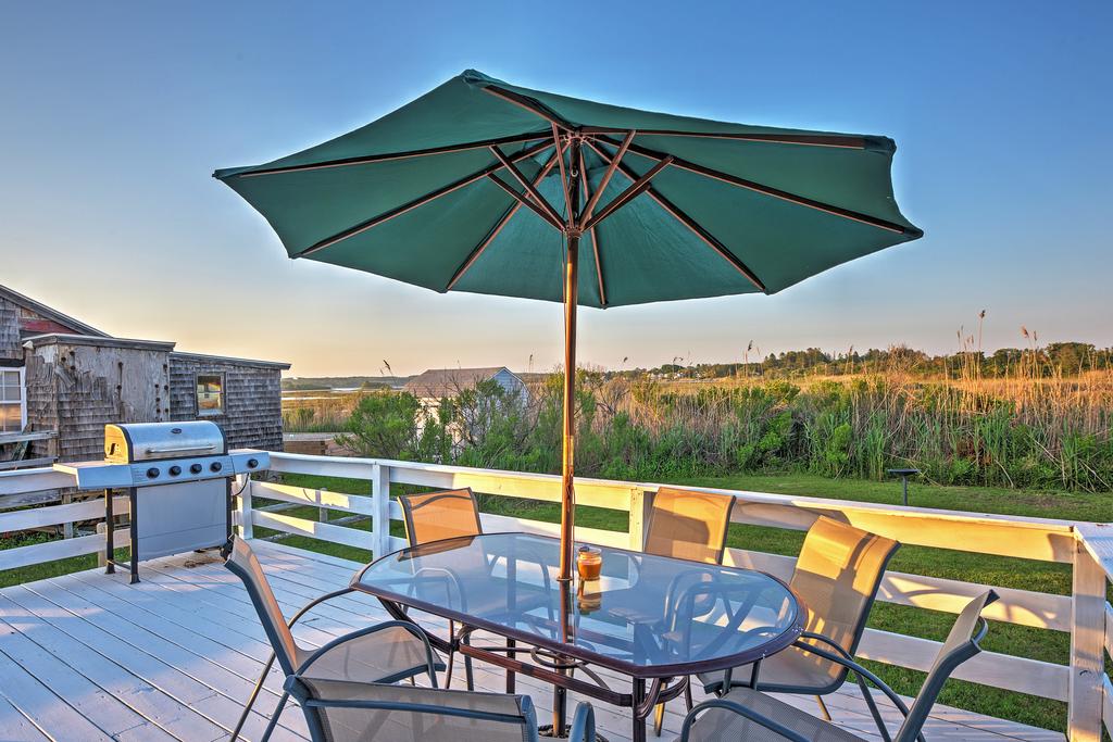 Quaint Coastal Cottage With Patio - Walk To Beach! - thumb 0