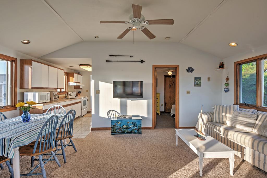 Quaint Coastal Cottage With Patio - Walk To Beach! - thumb 2