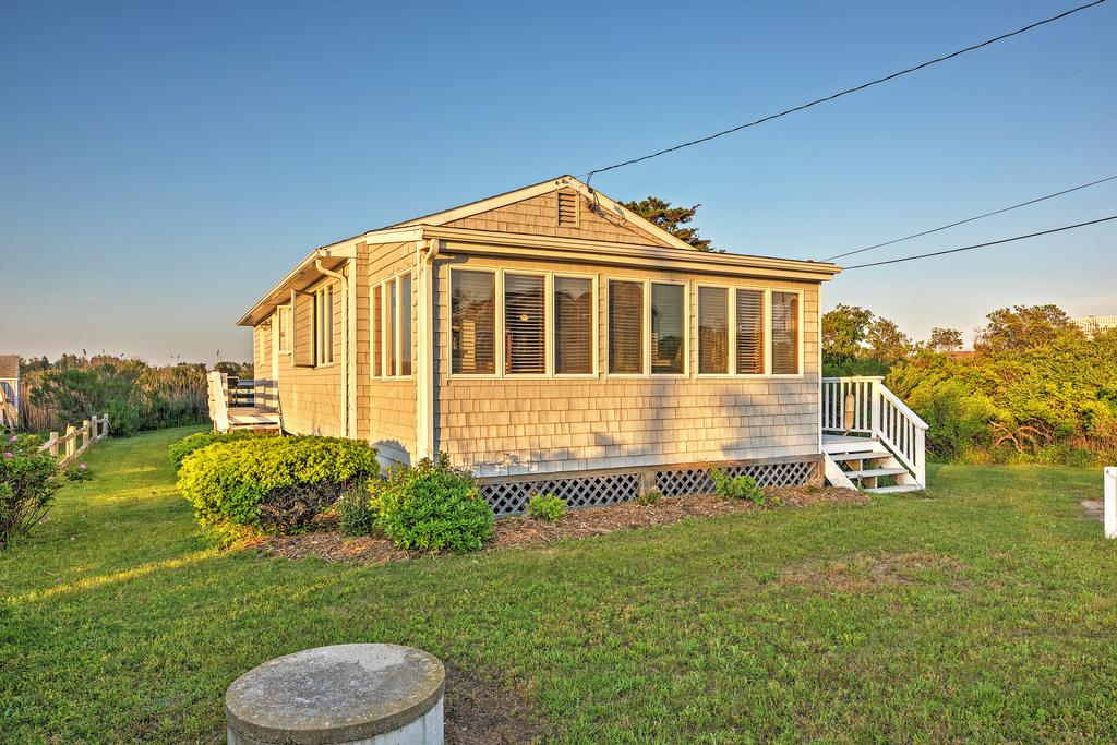 Quaint Coastal Cottage With Patio - Walk To Beach! - thumb 1