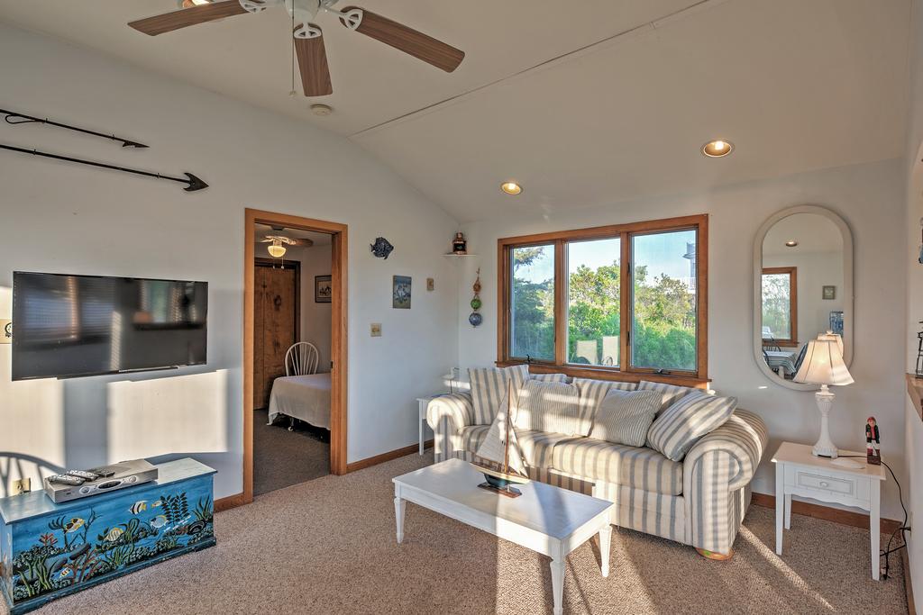 Quaint Coastal Cottage With Patio - Walk To Beach! - thumb 3