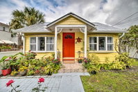 Quaint Stuart Cottage with Patio - 6 Miles to Beach Students Accommodation