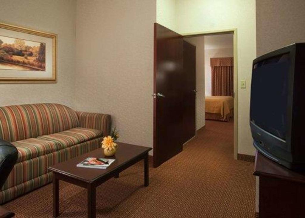 Quality Inn & Suites Near University - thumb 1