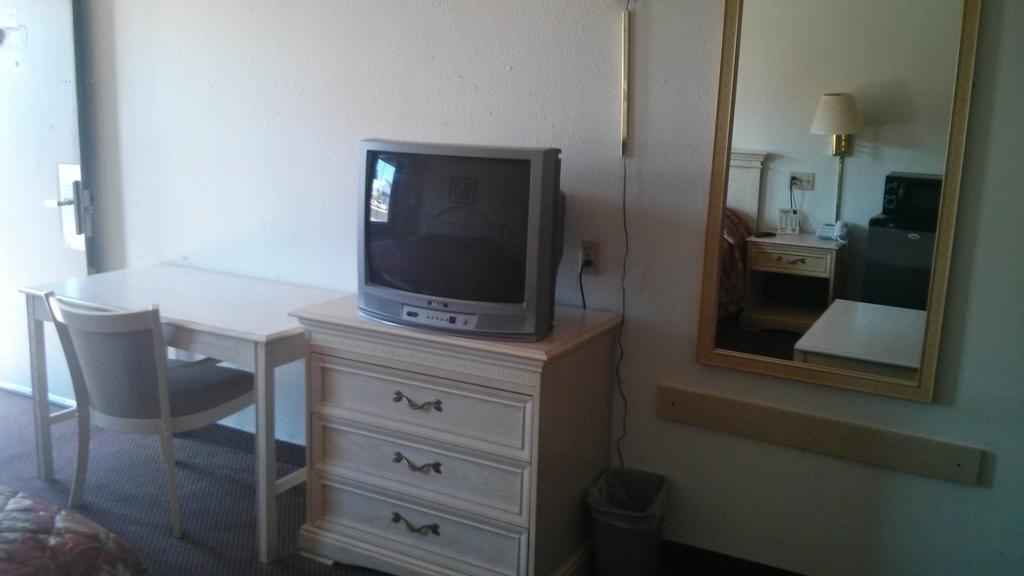 Quality Quarters Inn - thumb 0