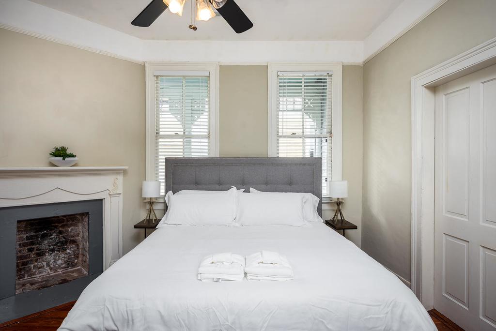 Queen Ann Victorian On Spring - NEW LISTING! - thumb 1