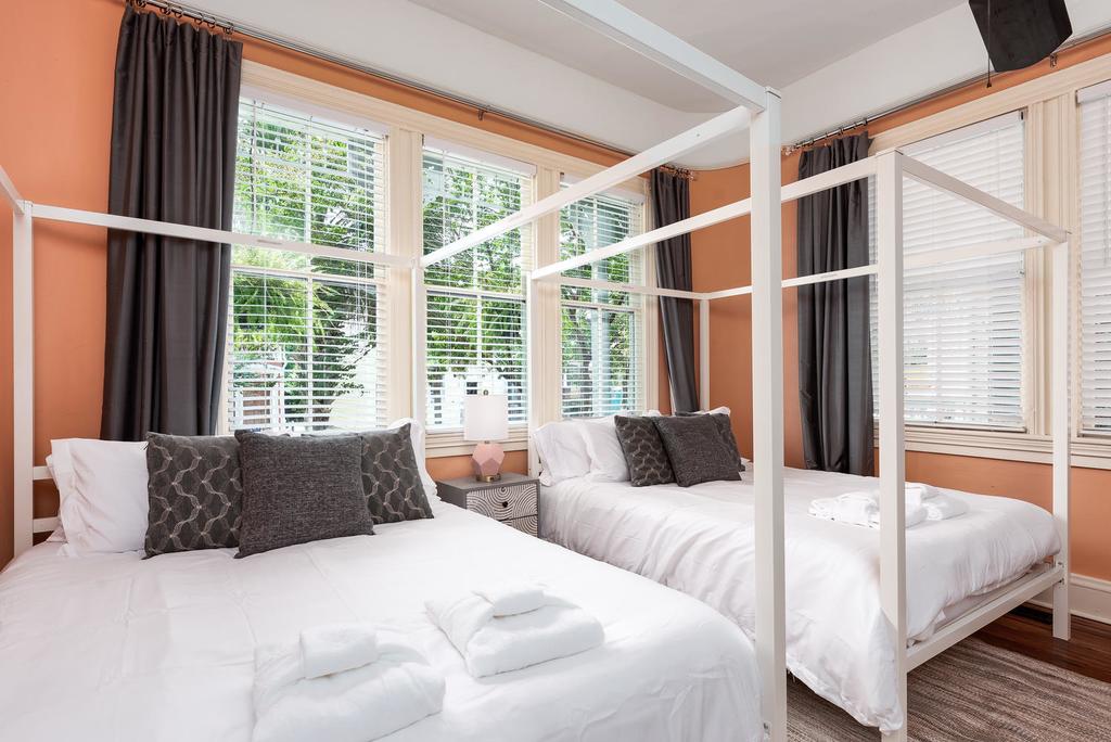 Queen Ann Victorian On Spring - NEW LISTING! - thumb 2