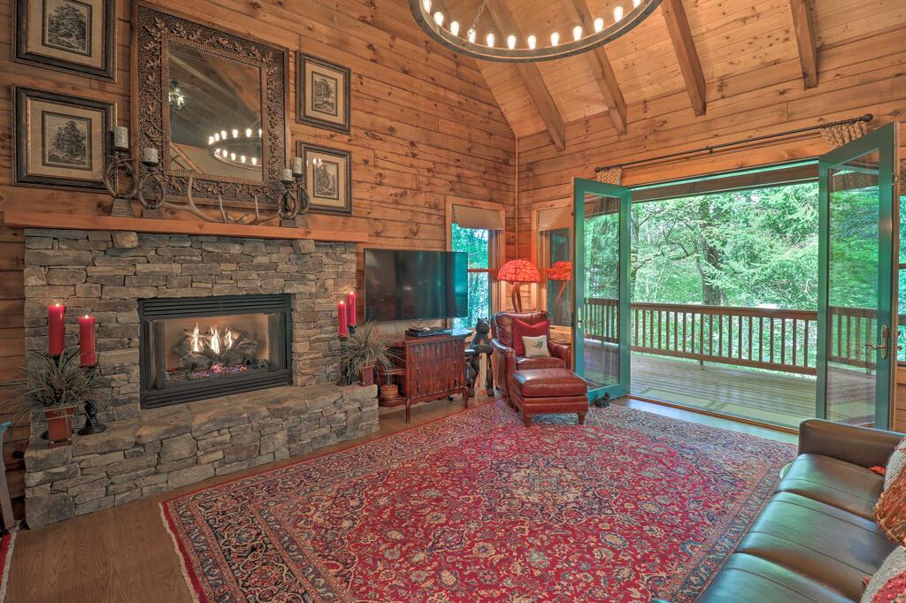 Quiet Forest Hideaway With Deck & Near Hiking! - thumb 1