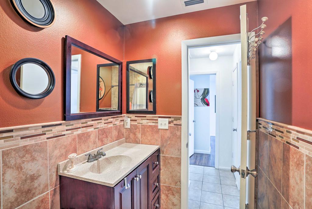 Ranch-Style Home With Porch - 1Mi To Manasota Beach!