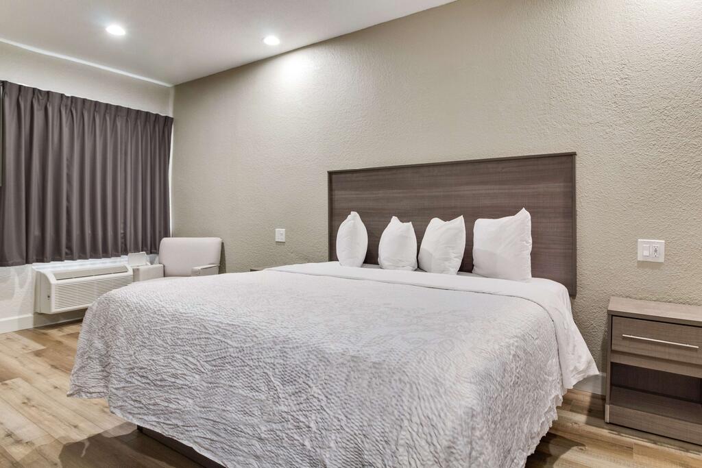 Red Roof Inn PLUS + Galveston - Beachfront - thumb 1