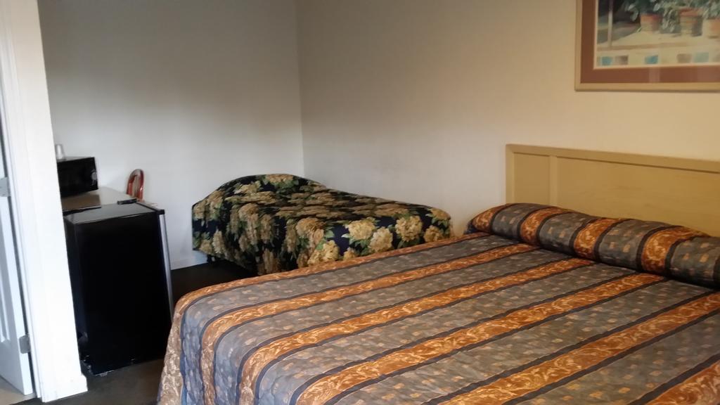 Redwood Inn Willits - thumb 2