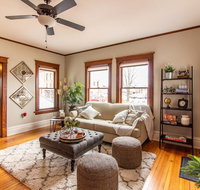 Renovated Dreamy Farmhouse in heart of Cedar Rapids - Tourism Bookings