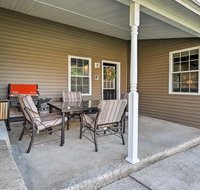 Restored Farmhouse with Patio 5 Mi to Blue Mtn Resort - USA Accommodation