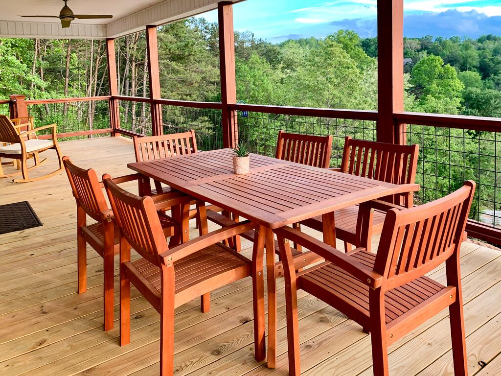 River-View Deck & Hot Tub! Minutes To Downtown Home