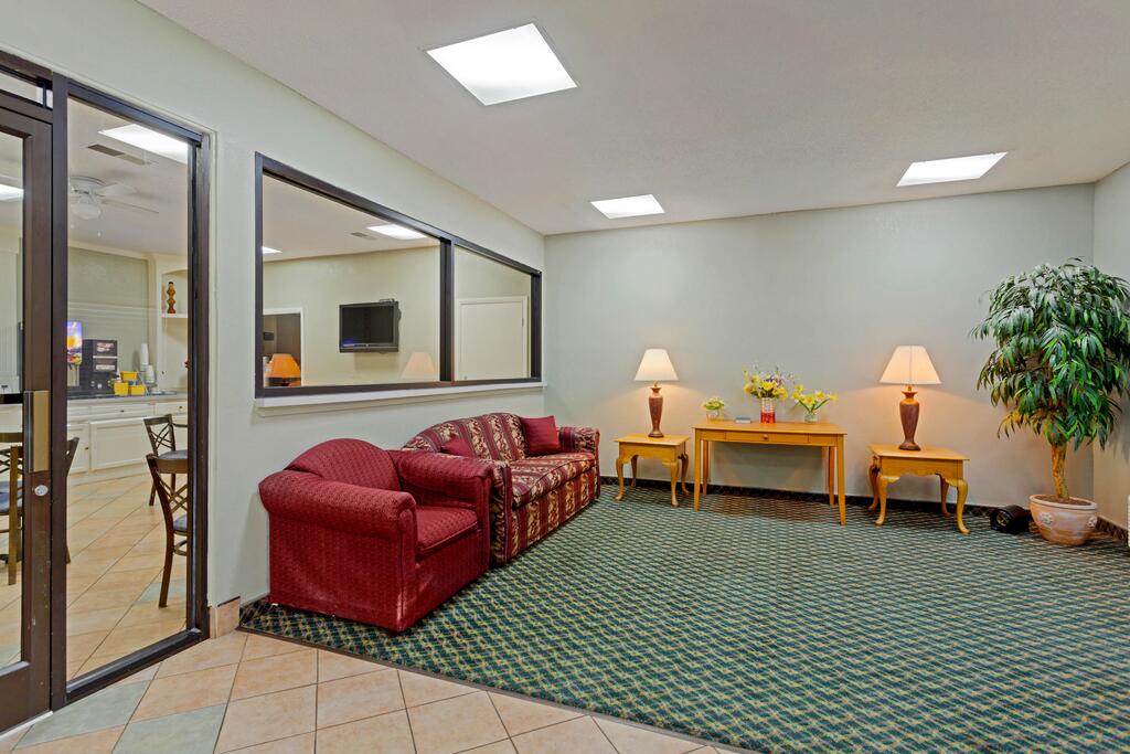 Rodeway Inn - thumb 1