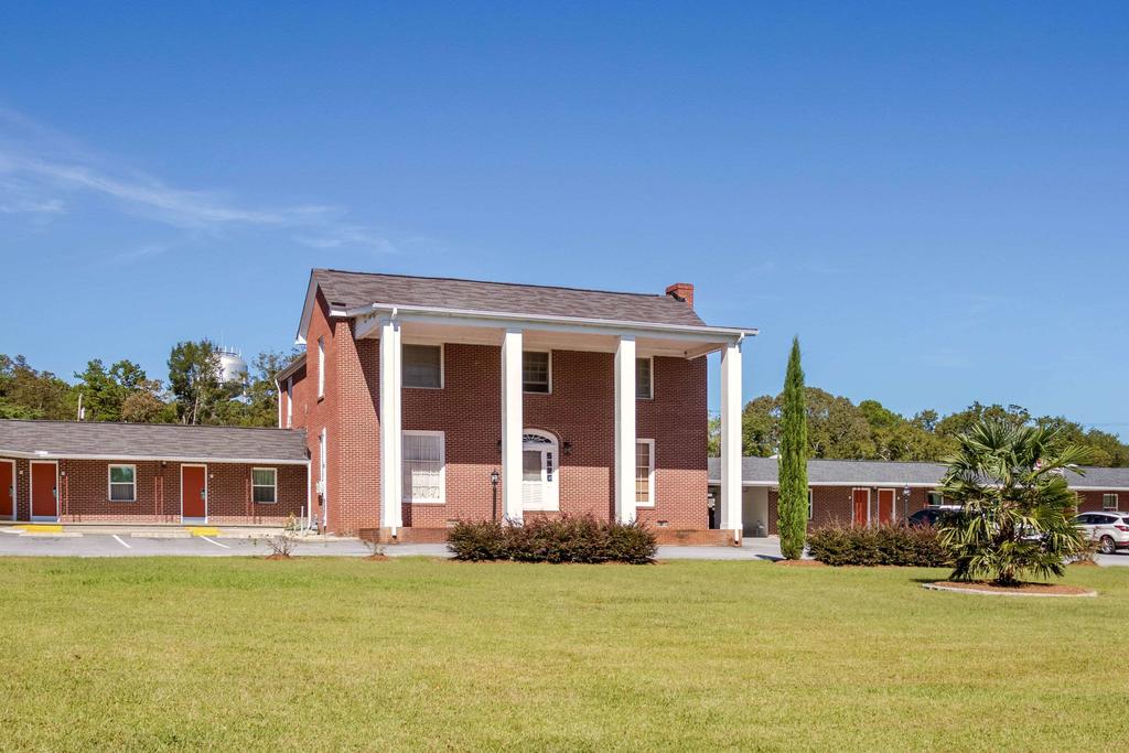 Rodeway Inn & Suites - thumb 0