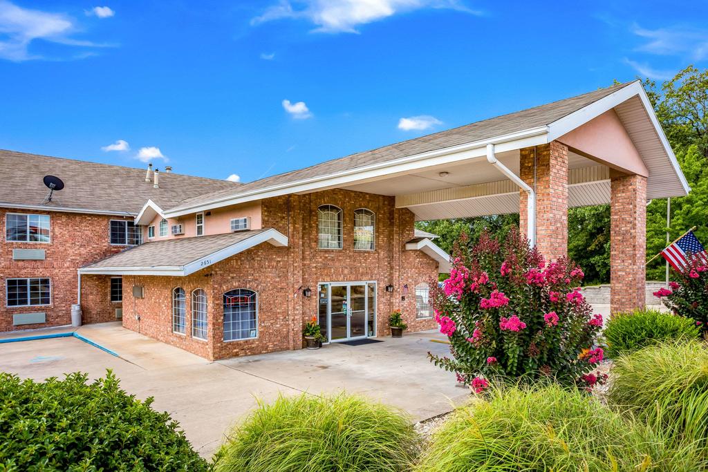Rodeway Inn Branson, Brick House - thumb 0