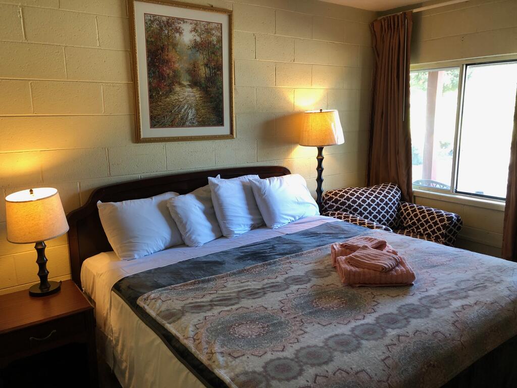 Rolling Hills Motel - thumb 1