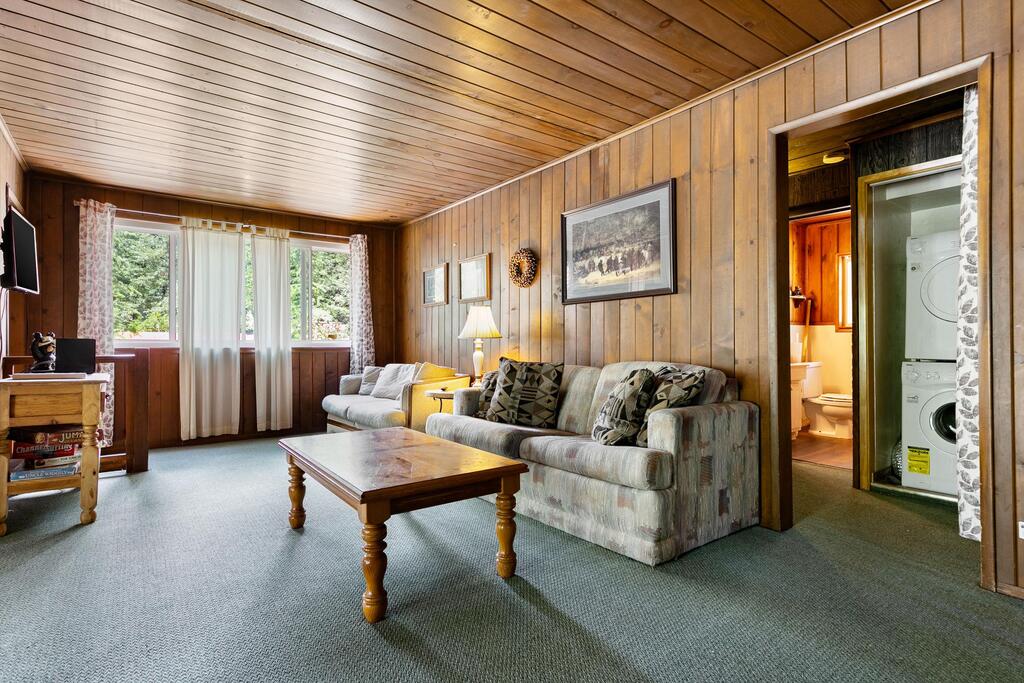 Rustic Cabin Retreat- Mins From Bass Lake - thumb 3