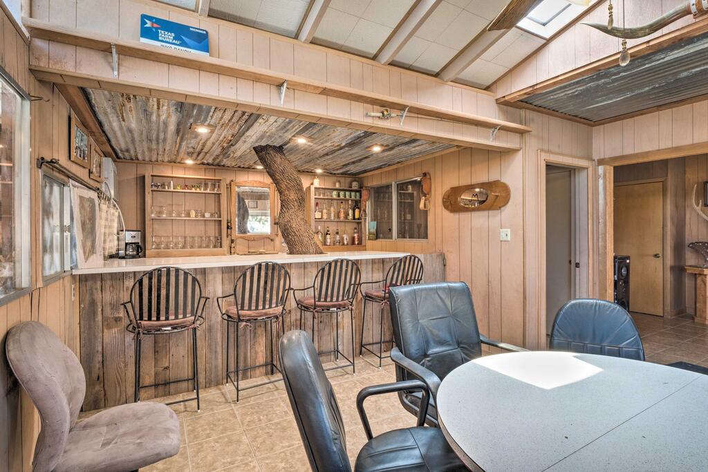 Rustic Lakefront House With Exotic Animals! - thumb 2