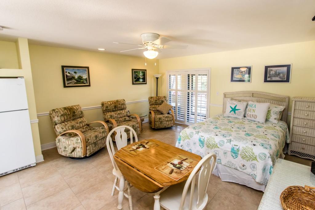 Salty Dog Efficiency Size Condo With Shared Pool & Dockage - thumb 1