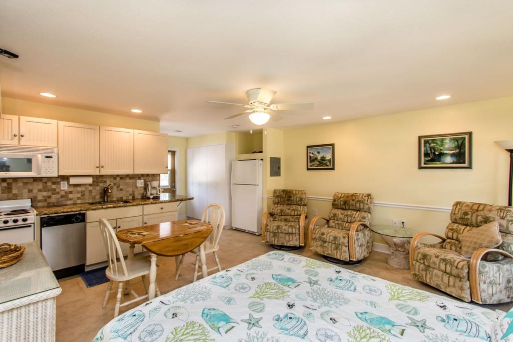 Salty Dog Efficiency Size Condo With Shared Pool & Dockage - thumb 2