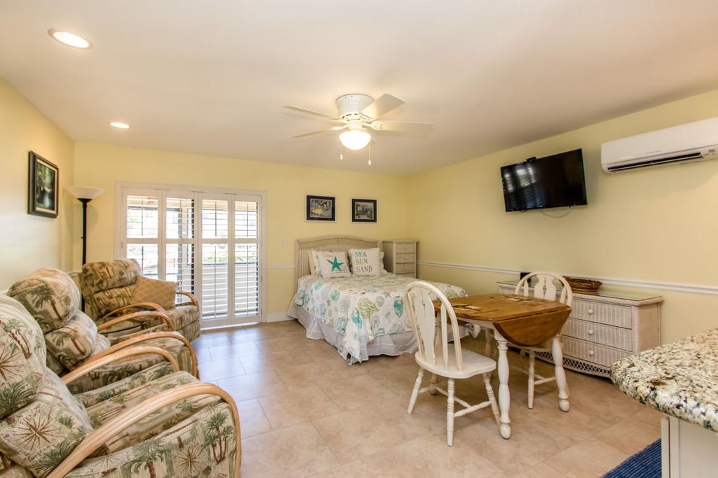 Salty Dog Efficiency Size Condo With Shared Pool & Dockage - thumb 3
