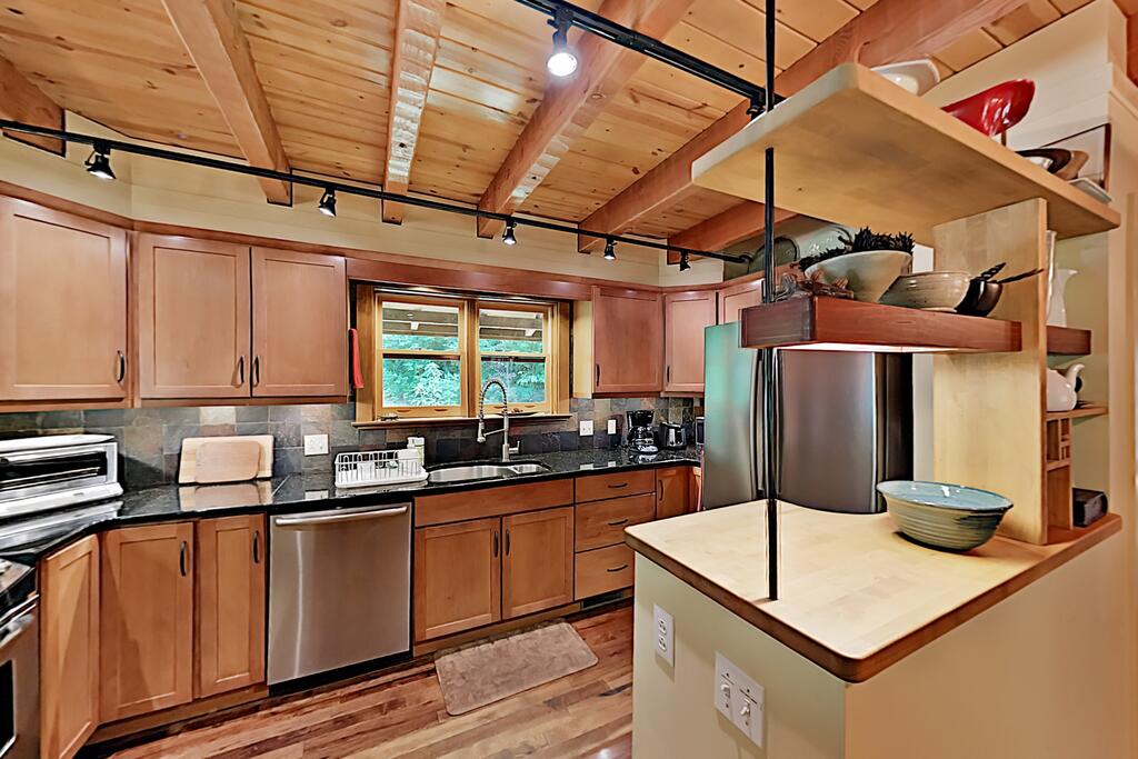 Secluded Creekside Cabin - Modern 150-Acre Estate Cabin - thumb 3