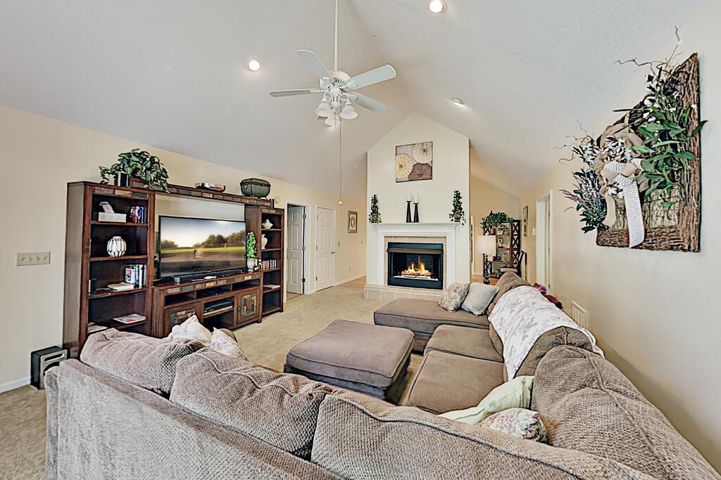 Serene 5-Acre Retreat - 2 Kitchens, 3 Living Areas Home - thumb 1