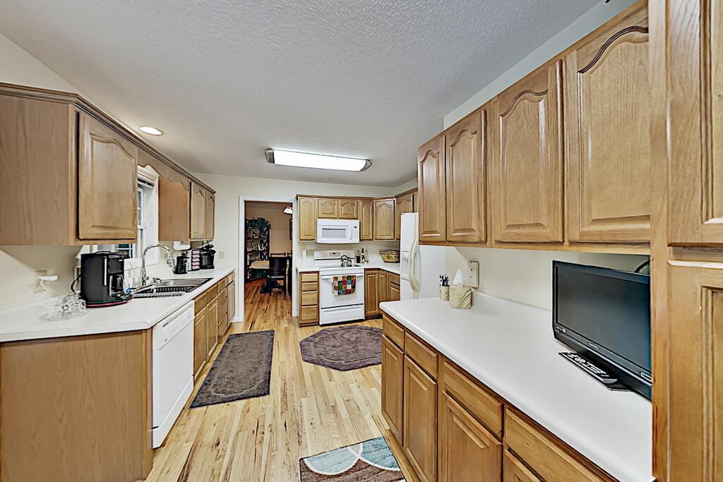 Serene 5-Acre Retreat - 2 Kitchens, 3 Living Areas Home - thumb 2