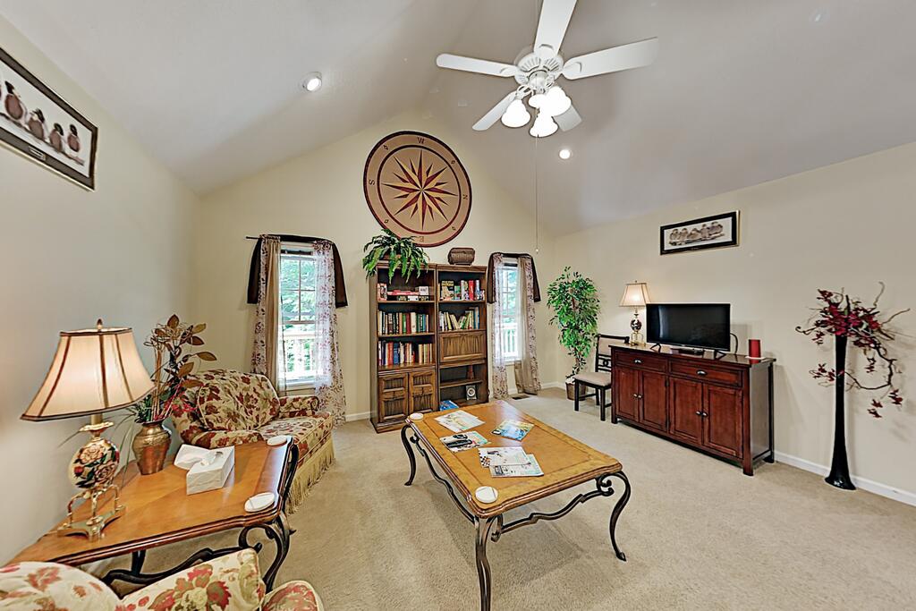 Serene 5-Acre Retreat - 2 Kitchens, 3 Living Areas Home - thumb 3