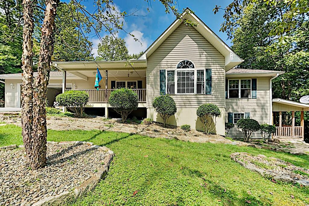 Serene 5-Acre Retreat - 2 Kitchens, 3 Living Areas Home - thumb 0