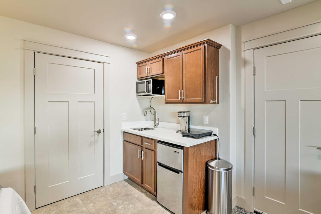 Serene Anchorage Getaway W/ Mountain Views! - thumb 2