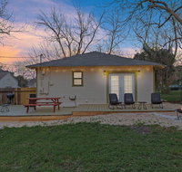 Serenity on 2nd-Updated Cute Modern Home w/Large outdoor area - Tourism Bookings