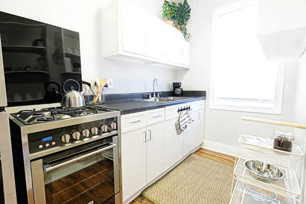 SHELTER IN PLACE HERE! TrendyCityFlat On Vickery - thumb 2