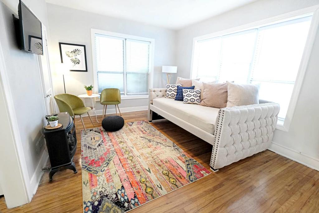 SHELTER IN PLACE HERE! TrendyCityFlat On Vickery - thumb 0