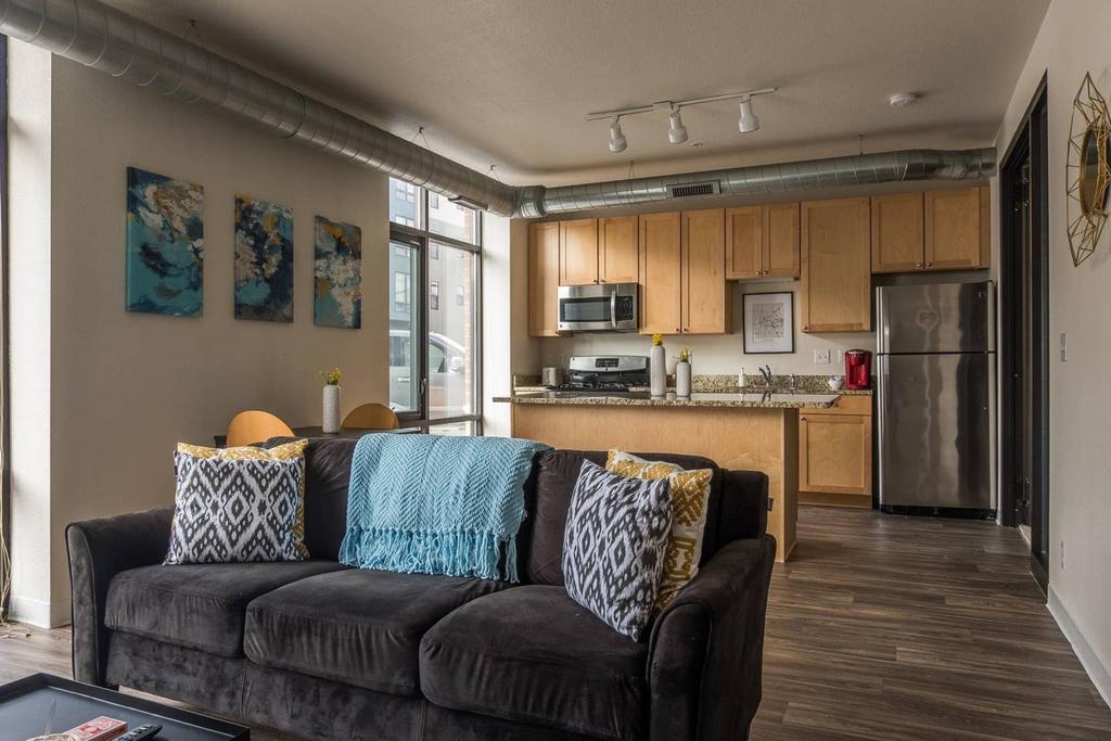 Simple 1BR Apt Near Downtown - thumb 0