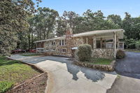 Spacious Abode l Three King beds and Sofa bed l 4K TVs in All bedrooms / 5G WiFi Tourism Bookings