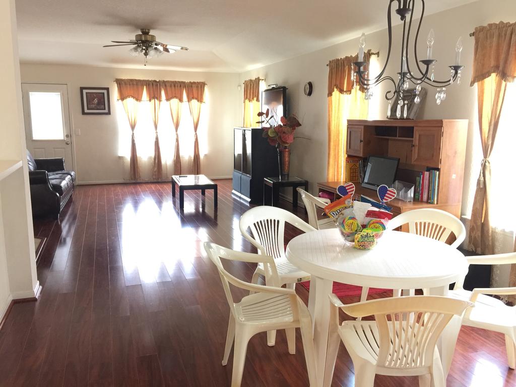 Spring TX Home Close To The Woodlands, Old Town, IAH And Exxon 1-8 People - thumb 2