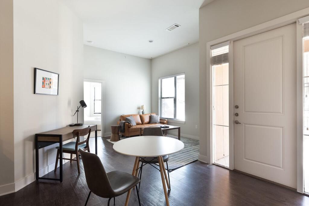 Steps To Shops, Eats, Museum With Free Parking & WD By Zencity - thumb 2