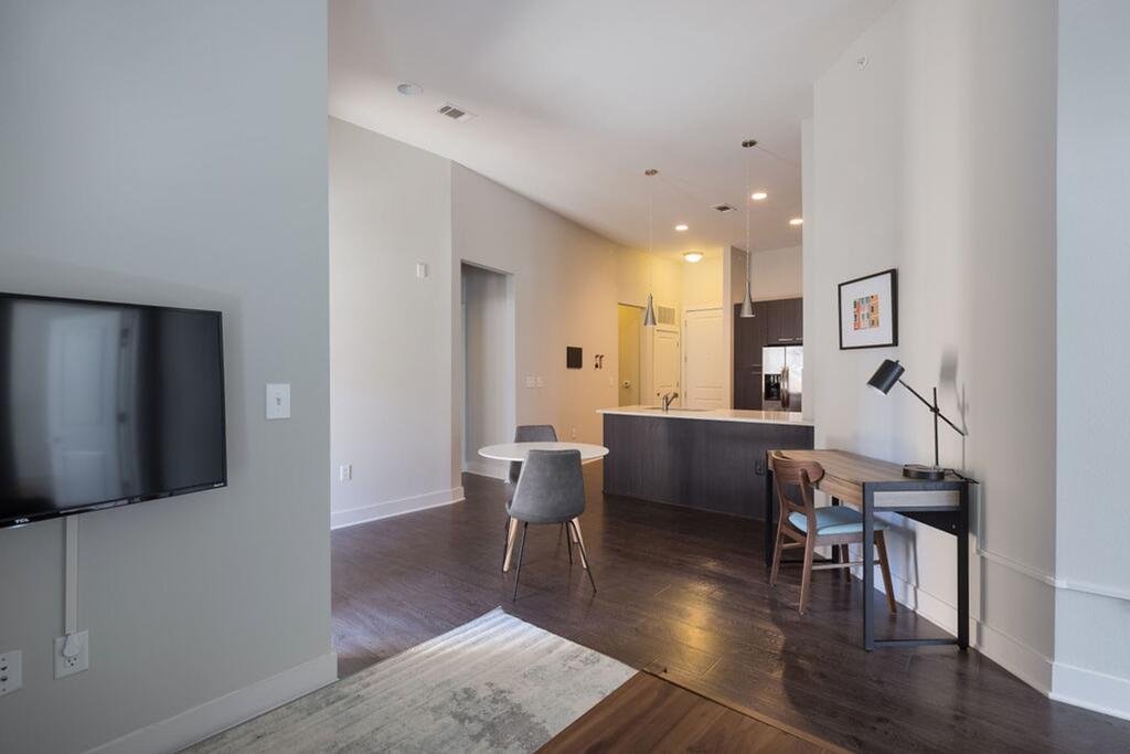 Steps To Shops, Eats, Museum With Free Parking & WD By Zencity - thumb 1