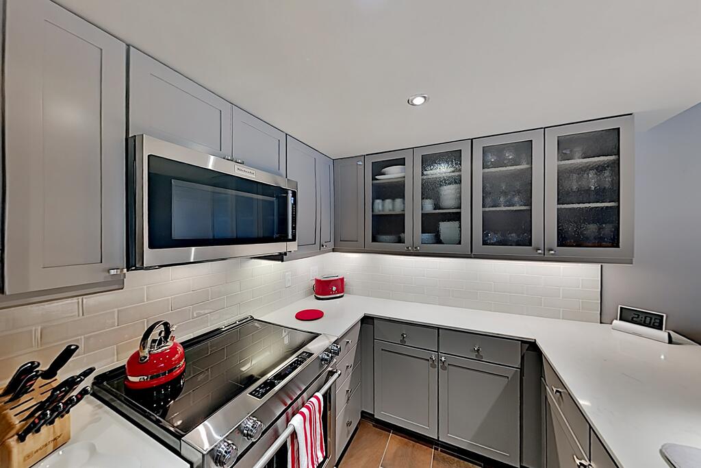 Steps To Slopes! Designer Mountain-View Condo Condo - thumb 2