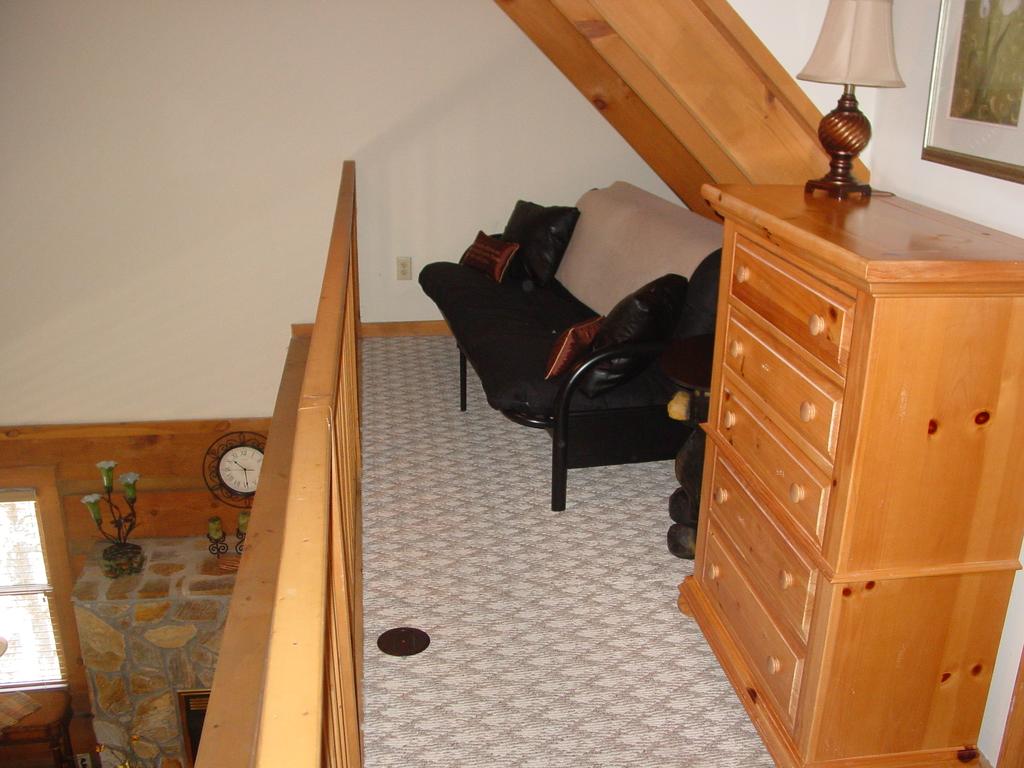 Stones Throw Cabin - thumb 1