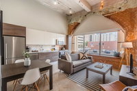 Stylish  Walkable 2 BDRM in Heart of Downtown Tourism Bookings