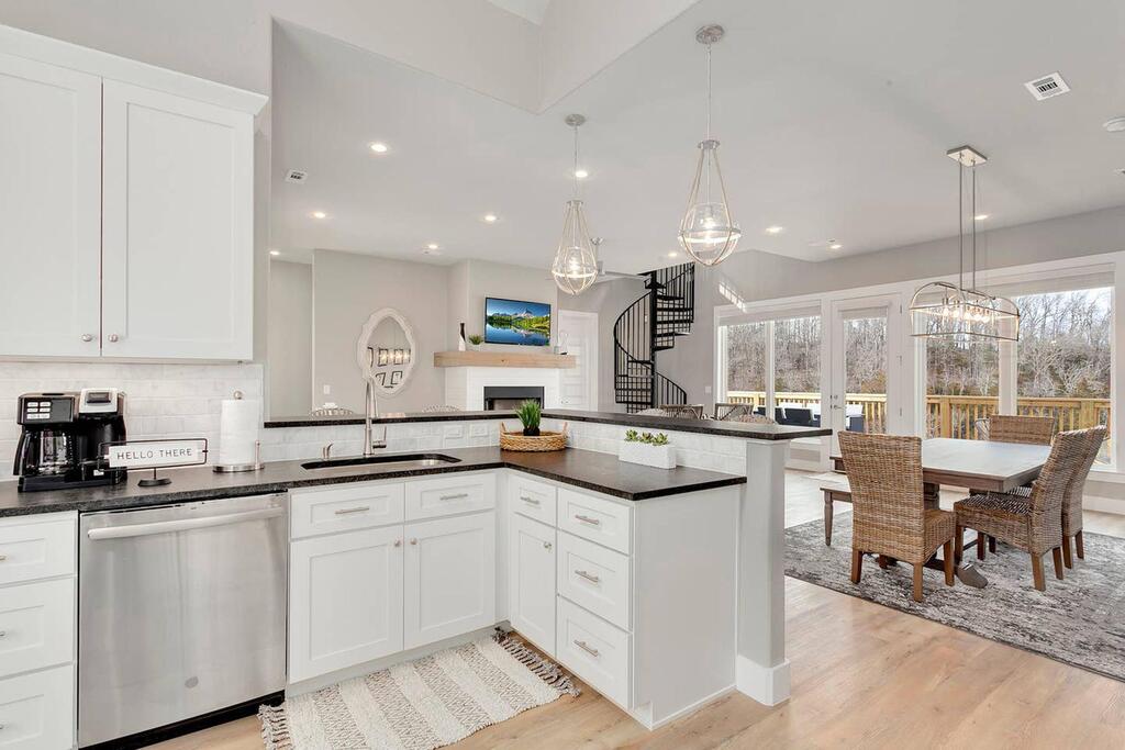 The Dogwood  5BR - The Dogwood *NEW* Spring Discounts, ON Lake - thumb 3