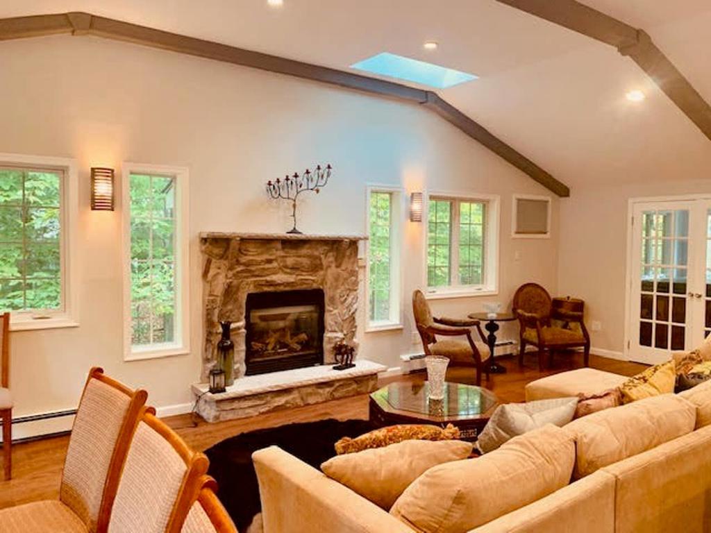 THE HUGE, RENOVATED, LUXURY HOUSE ON THE CREAK - thumb 0