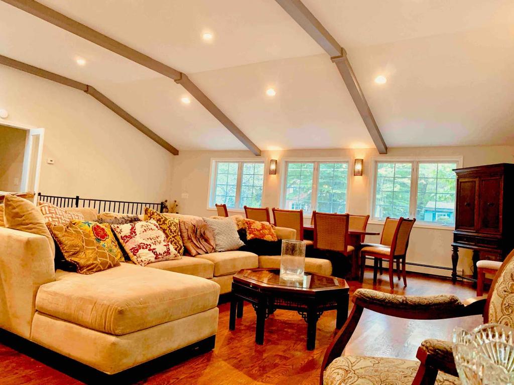 THE HUGE, RENOVATED, LUXURY HOUSE ON THE CREAK - thumb 2