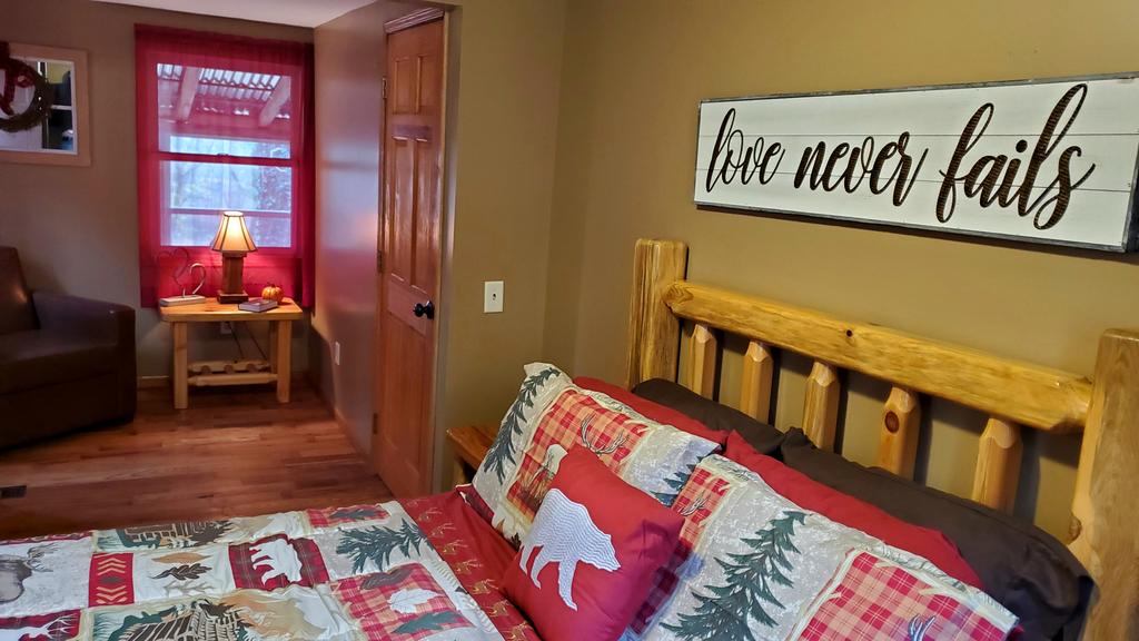 The Love Shack (Hocking Hills Area) - thumb 2