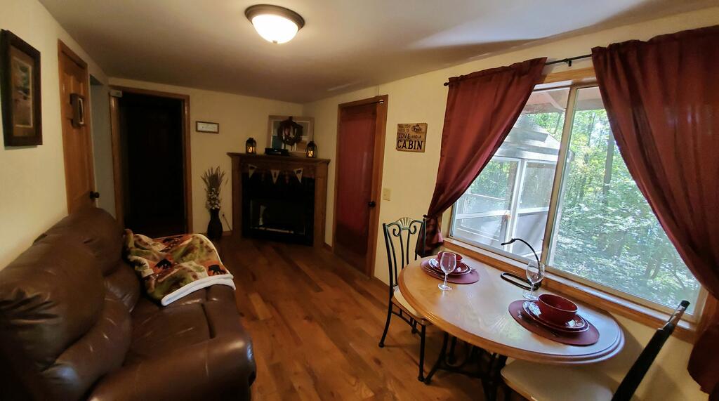 The Love Shack (Hocking Hills Area) - thumb 1