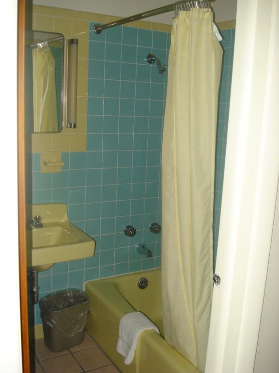 Thruway Holiday Motel - thumb 3